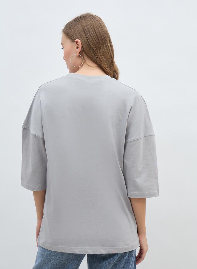 ستايلي تيشيرت واسع بطبعة شعار وأكتاف مبالغ فيها - Image 5